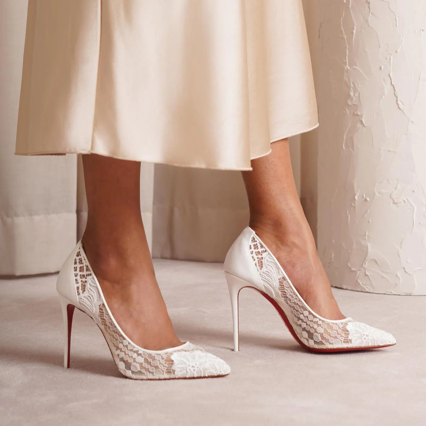 Follies Lace 100 white pumps